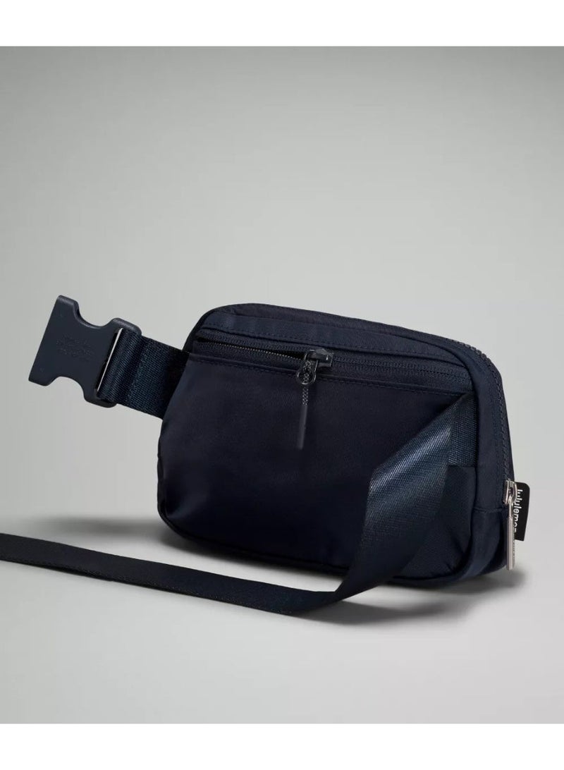 لولوليمون حقيبة الخصر "إيفريوير" باللون أزرق كحلي، مدمجة ومريحة، مزودة بأماكن تخزين بسحابات، جيب خارجي سهل الوصول، وجيب داخلي لتخزين الأساسيات للتنقل - Image 5